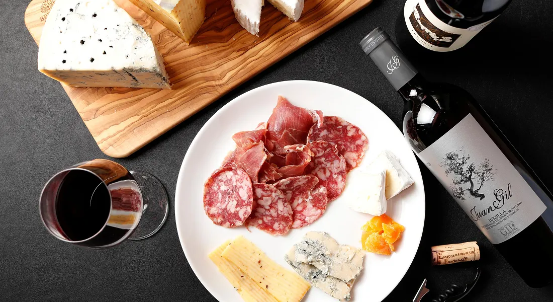 画像：生ハムやチーズ